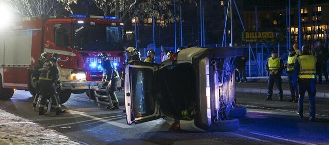 Am Mittwochnachmittag kam es zur Kollision zweier Fahrzeuge in einem Kreisverkehr in Innsbruck. Ein unfallbeteiligtes Fahrzeug kippte zur Seite. | Foto: Zeitungsfoto.at