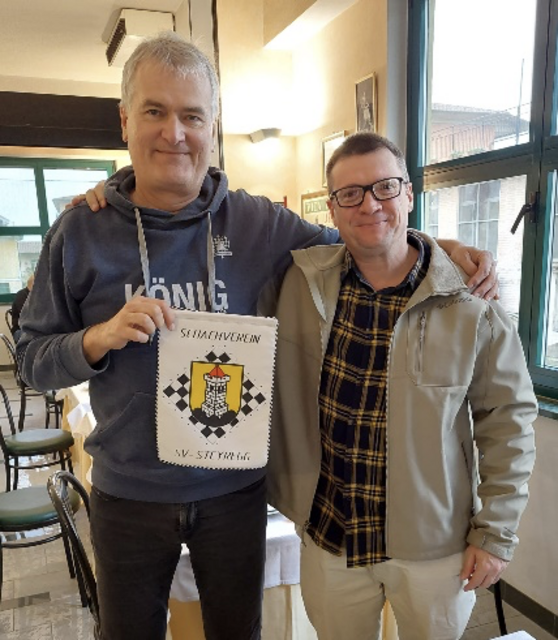 Wimpelübergabe an Hans Steyn aus Südafrika, der das Steyregger Wappen im traditionellen Pretoria Chess Club – zum dortigen 100-jährigen Jubiläum - platzieren wird! | Foto: privat