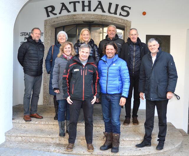 Die Vertreter der beteiligten Kitzbüheler Institutionen freuen sich über das Top-Skikursangebot. | Foto: Obermoser