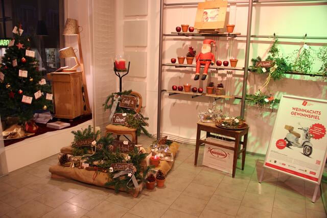 Die Weihnachtswerkstatt bietet eine Servicestelle rund ums LG Weihnachtsgewinnspiel...  | Foto: Thurner