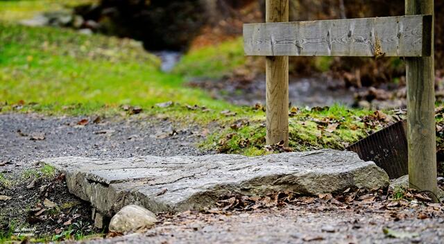 .........das kleine Brückerle mit seinen Felsen....