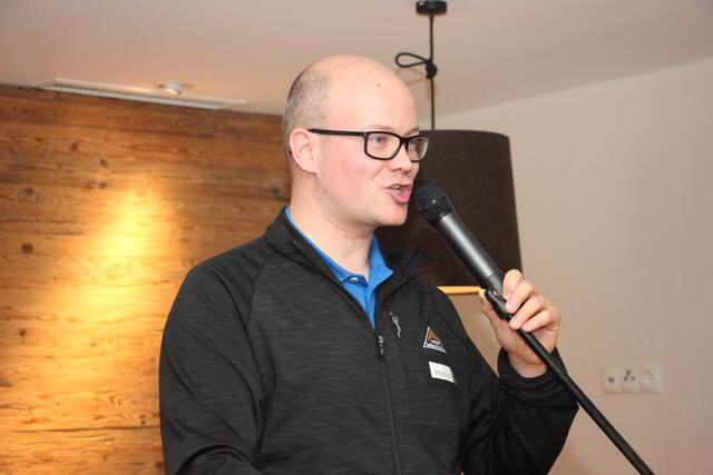 Geschäftsführer- Nachfolger Hansjörg Geiger bedankte sich bei seinem Vorgänger Hubert Pale. | Foto: Schwarz