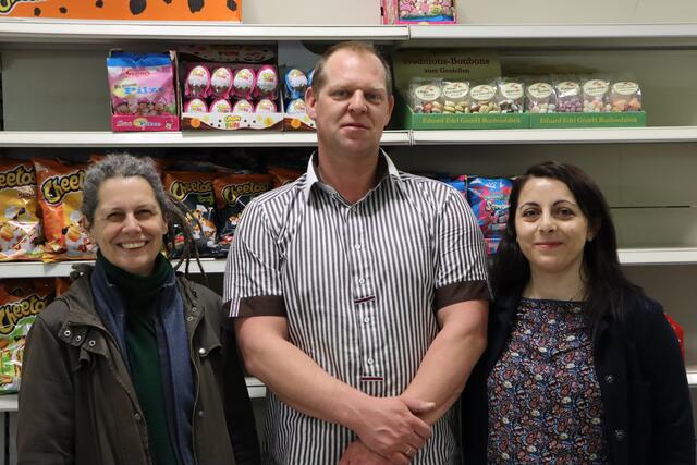 Manfred und Salome Winter mit Grünensprecherin Beate Kainz (links), die sich über das neue Angebot für Bahn-Kunden freut.