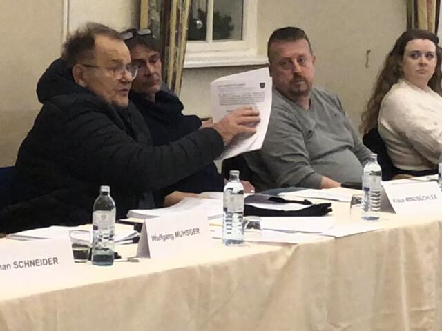 Helmut Himmer kann alle seine Fahrten mit dem Sozialbus im Dienste der Kottingbrunner Bevölkerung belegen. | Foto: Stockmann