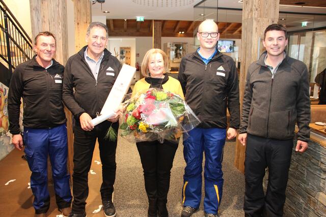 Hubert Pale mit Gattin Bernadette (Mitte) wurde von GF- Kollegen Benny Pregenzer und Hansjörg Geiger, sowie Bürgermeister Simon Schwendinger (v.l.) in den Ruhestand verabschiedet. | Foto: Schwarz