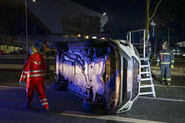 Am Mittwochnachmittag kam es zur Kollision zweier Fahrzeuge in einem Kreisverkehr in Innsbruck. Ein unfallbeteiligtes Fahrzeug kippte zur Seite. | Foto: Zeitungsfoto.at