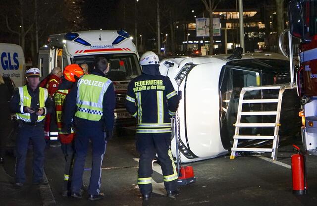 Am Mittwochnachmittag kam es zur Kollision zweier Fahrzeuge in einem Kreisverkehr in Innsbruck. Ein unfallbeteiligtes Fahrzeug kippte zur Seite. | Foto: Zeitungsfoto.at