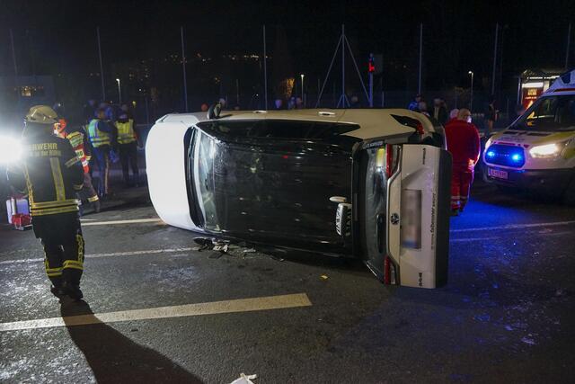 Am Mittwochnachmittag kam es zur Kollision zweier Fahrzeuge in einem Kreisverkehr in Innsbruck. Ein unfallbeteiligtes Fahrzeug kippte zur Seite. | Foto: Zeitungsfoto.at