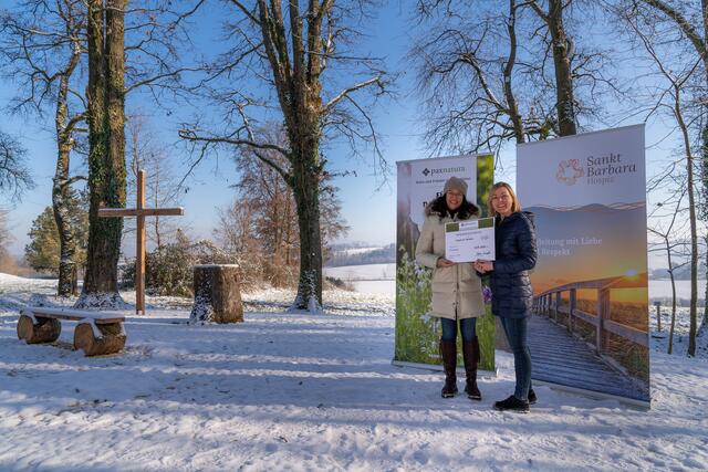 Scheckübergabe am Gedenkplatz des Waldfriedhofes Tillysburg, St. Florian: Karin Seewald (links), Geschäftsführerin paxnatura NaturbestattungsgmbH &amp; Co KG und Cornelia Baumann, Hospizleitung St. Barbara Hospiz Linz. | Foto: Foto Lamplmair/paxnatura