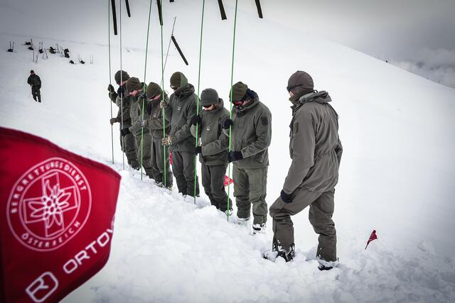 Für das Suchen von Verschütteten mittels Sonde werden viele Suchkräfte koordiniert zum Einsatz gebracht. | Foto: Vizeleutnant Martin Hörl
