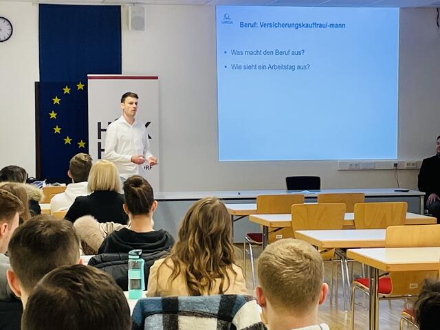Sebastian Mössner berichtete über seine Tätigkeit bei der UNIQUA | Foto: HAK/HAS Oberpullendorf