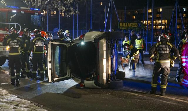 Am Mittwochnachmittag kam es zur Kollision zweier Fahrzeuge in einem Kreisverkehr in Innsbruck. Ein unfallbeteiligtes Fahrzeug kippte zur Seite. | Foto: Zeitungsfoto.at