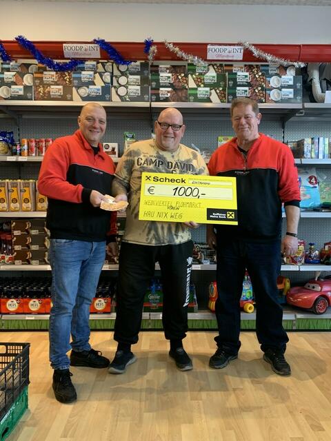 Max Meyr übergab den Scheck an Christian Amon und  Harald Speckmayer . | Foto: Verein Hau nix weg