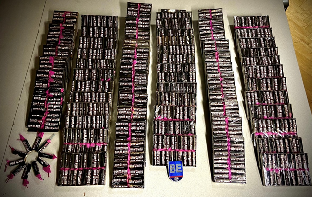 Zwei Jugendliche im Alter von 15 Jahren horteten in der Brigittenau große Mengen pyrotechnischer Artikel, welches sie auf der Straße verkaufen wollten. | Foto: LPD Wien