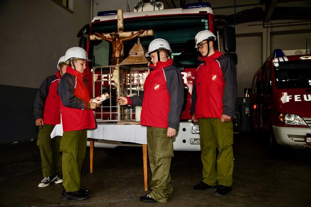 Jugendmitglieder der Feuerwehrjugend der FF Wolfsberg verteilen das Friedenslicht. | Foto: Feuerwehrjugend der FF Wolfsberg