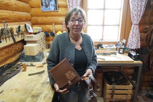Barbara Anglberger in ihrer kleinen aber feinen Werkstatt in Lochen am See. | Foto: Emanuel Hasenauer