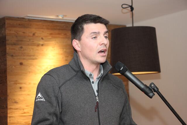 Bürgermeister Simon Schwendinger bedankte sich bei Hubert Pale für sein langjähriges Wirken bei den Bergbahnen Fiss. | Foto: Schwarz