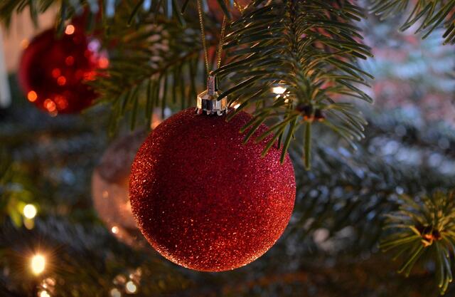 Strahlende Kugeln brauchen auch den richtigen Christbaum. Wo es diesen gibt, sagt die BezirksZeitung.  | Foto: Pixabay