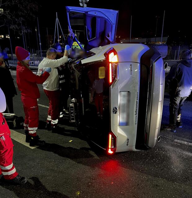 Am Mittwochnachmittag kam es zur Kollision zweier Fahrzeuge in einem Kreisverkehr in Innsbruck. Ein unfallbeteiligtes Fahrzeug kippte zur Seite. | Foto: Zeitungsfoto.at