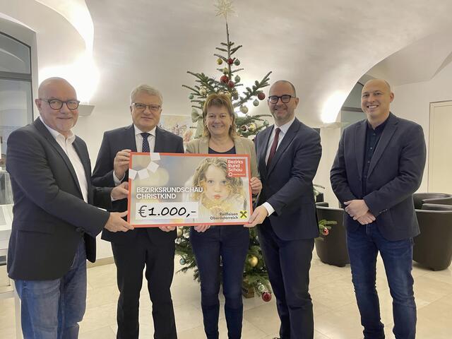 Von links: Fraktionsvorsitzender Stefan Giegler, Bürgermeister Klaus Luger, Vizbebürgermeisterin Karin Hörzing und Stadtrat Dietmar Prammer mit BezirksRundSchau-Geschäftsstellenleiter Stefan Auer bei der Spendenübergabe. | Foto: BRS/Gschwandtner