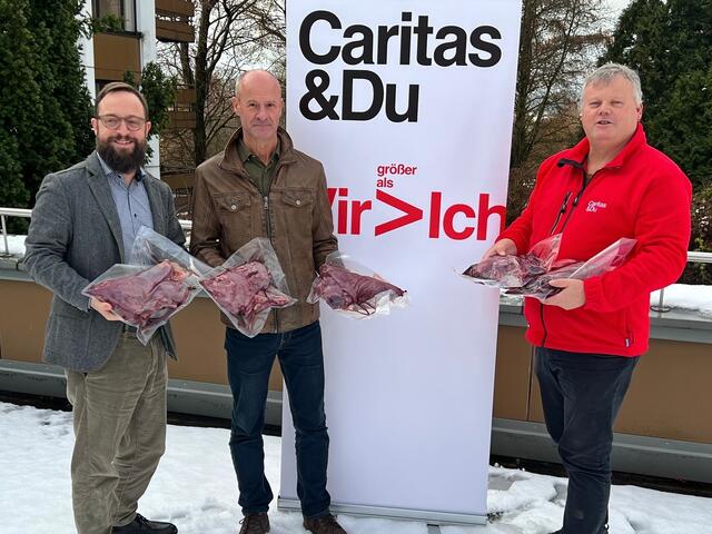 Caritas-Vorstand Stefan Pimmingstorfer (links) und Edgar Gratzer (rechts) freuen sich über das Feldhasen-Wildbret, das Landesjägermeister Herbert Sieghartsleitner mitgebracht hat. 
 | Foto: OÖ Landesjagdverband