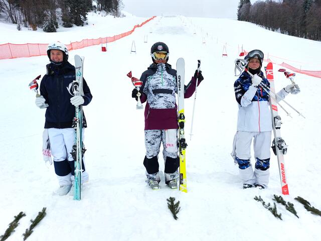 Die Gaissauerin und Olympionikin Kathi Ramsauer (Mitte) holte sich beim „FIS Freestyle Europacup“ Heimrennen auf der Buckelpiste in Gaissau-Hintersee mit einem atemberaubenden Lauf die Goldmedaille. Von Schneefall bis Sonnenschein war am Wettkampfwochenende alles dabei. | Foto: Freestyle Europacup