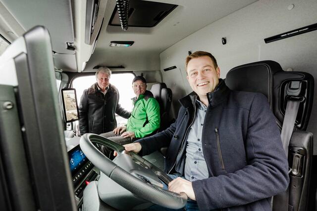 Von links: Ewald Pöschko, Kraftfahrer Reinhard Lengauer und Landesrat Stefan Kaineder. | Foto: Land OÖ/Werner Dedl