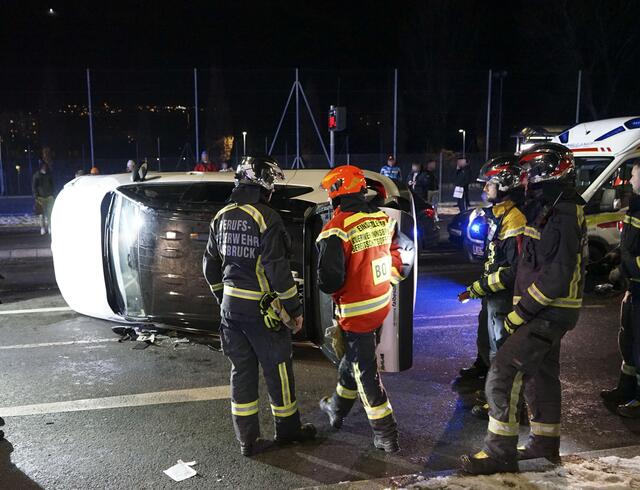 Am Mittwochnachmittag kam es zur Kollision zweier Fahrzeuge in einem Kreisverkehr in Innsbruck. Ein unfallbeteiligtes Fahrzeug kippte zur Seite. | Foto: Zeitungsfoto.at