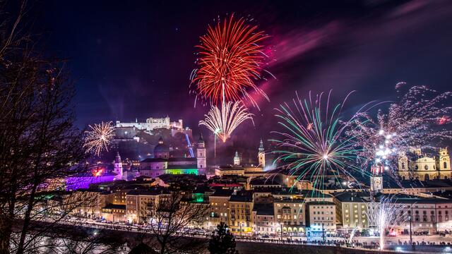 Blick vom Kapuzinerberg auf Feuerwerk von der Festung. | Foto: Tourismus Salzburg / Günter Breitegger