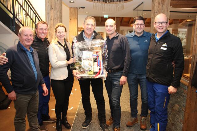 Die Geschäftsführung der Bergbahnen Serfaus-Fiss-Ladis Georg Geiger, Benny Pregenzer, Claudia Plangger, Stefan Mangott, Christof Schalber und Hansjörg Geiger (v.l.) verabschiedete "Seilbahntata" Hubert Pale (Mitte) in den Ruhestand. | Foto: Schwarz