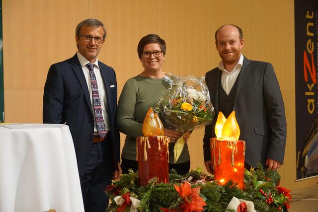 Amtsleiter Rudolf Stich und Bürgermeister Dominik Richtsteiger gratulieren Regina Hofer zu ihrem 15-jährigen Dienstjubiläum. | Foto: Marktgemeinde Wallern/Tr.