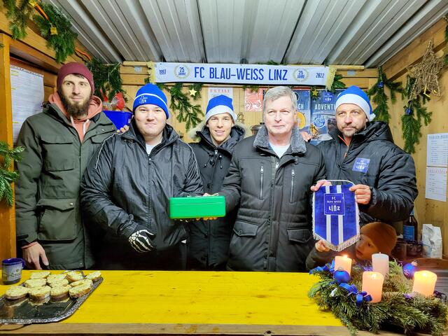 Gelungene Aktion: Beim Punschstand des SK Vöest Tischtennis erging der Erlös an das Special Needs Team des FC BLau-Weiss Linz | Foto: FC Blau-Weiss Linz/Steinhauser