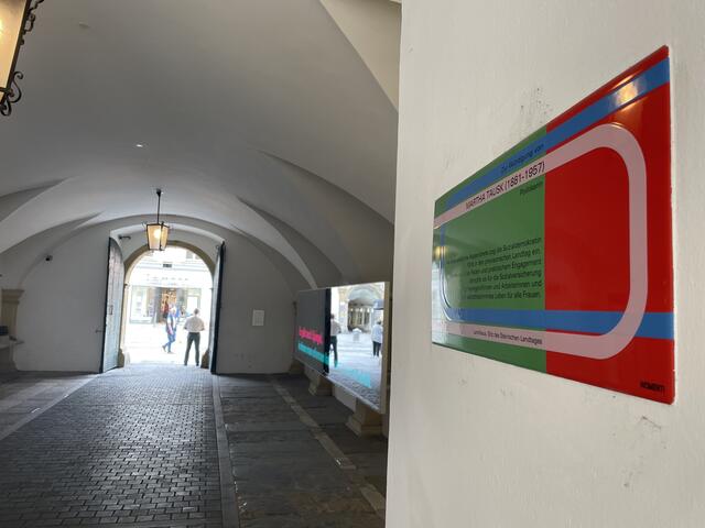 Frauen schrieben auch in Graz Geschichte. An die Pionierinnen unter den "Gefragten Frauen" erinnern vielfach Würdigungstafeln von Woment! aus dem Kulturjahr 2003. Im Landhaus hängt die Tafel von Martha Tausk, der ersten sozialdemokratischen Abgeordneten. | Foto: MeinBezirk