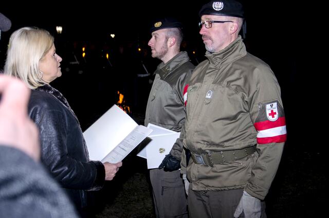 Stabswachtmeister Christian Kalchgruber aus Riedau (r.) bekommt von Verteidigungsministerin Klaudia Tanner die Auszeichnung überreicht. | Foto: Kalchgruber