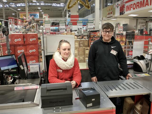 Schüler Alexander Kogler aus Ried in der Riedmark mit einer Hagebaumarkt-Mitarbeiterin. | Foto: Julia Kloibhofer/PTS Perg