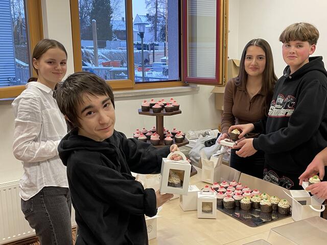 Der Fachbereich Holz der PTS Ried baute zwei Etageren für den Verkaufstand der "Sweet Dreams Bakery".
