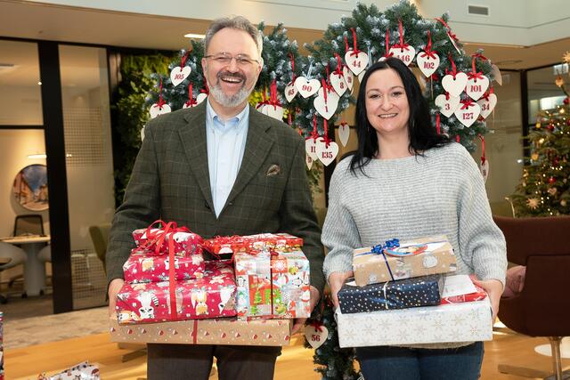 Peter Prober übergibt Packerl an Lisa Steininger vom Frauenhaus Neunkirchen. | Foto: Sparkasse Neunkirchen