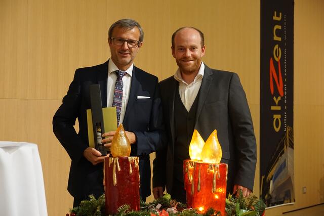 Bürgermeister Dominik Richtsteiger gratulierte Amtsleiter Rudolf Stich zu seinem 20-jährigen Dienstjubiläum. | Foto: Marktgemeinde Wallern/Tr.
