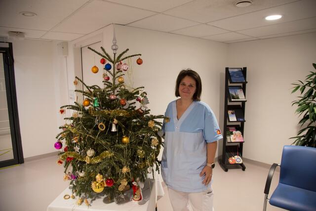 Zu Weihnachten ist Pflegefachassistentin Carola Desiree Goll für die Seniorinnen und Senioren im Haus Augarten da. | Foto: Michael Ellenbogen