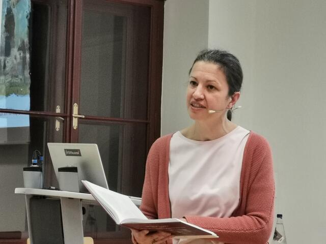 Das Multitalent Monika Lafer beim wunderbaren Storytelling über die Künstlerbrüder Kurtz | Foto: Hermine Arnold