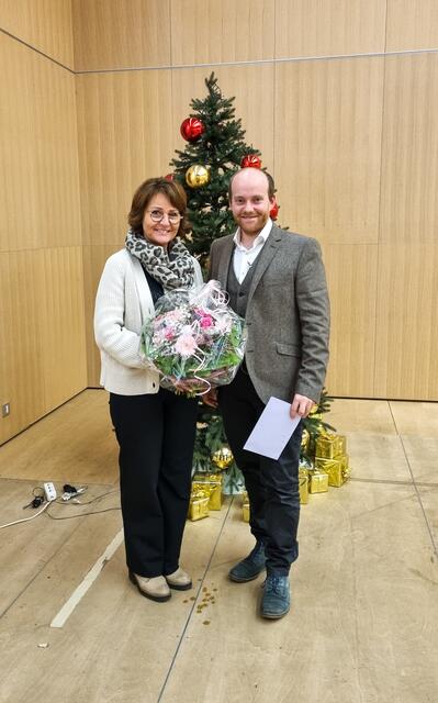 Bürgermeister Dominik Richtsteiger gratulierte Vizebürgermeisterin Ursula Aigner zu ihrem 25-jährigen Gemeinderat-Jubiläum. | Foto: Marktgemeinde Wallern/Tr.