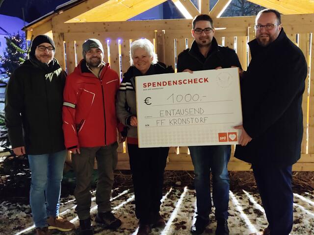 Von links: OBI Stefan Schneckenleitner, HBI Oliver Preineßl (Kommandant), Eva Hettich von der SPÖ Kronstorf, SPÖ-Ortsparteivorsitzender Jakob Liedlbauer und SPÖ-Bezirksparteivorsitzender Tobias Höglinger. | Foto: SPÖ Kronstorf