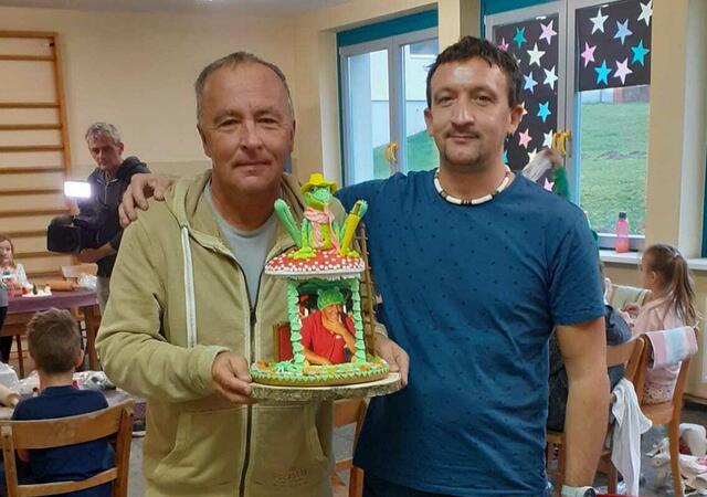 Seinen Namensgeber, den "Wetterfrosch", erhielt Wolfgang Unger vom Limbacher Zuckerkünstler Marko Huber aus Fondantmasse. | Foto: Huber