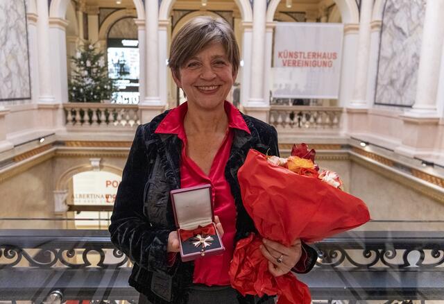 Goldenes Ehrenkreuz: In ihrer gesamten künstlerischen Karriere bis hin zur Intendanz von Dschungel Wien beschäftigte und beschäftigt sich Corinne Eckenstein mit Tabuthemen.  | Foto: Berson