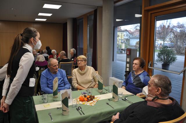 Eine Schülerin der Tourismusschule, Josef Mayr, Ingrid Mayr, Stefanie Rapp, Erwin Burkhart | Foto: NÖ LGA – Gesundheitsregion Weinviertel GmbH