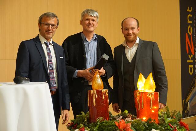 Amtsleiter Rudolf Stich und Bürgermeister Dominik Richtsteiger gratulieren Gemeinderat Andreas Pflüglmayer zu seinem 25-jährigen Gemeinderats-Jubiläum. | Foto: Marktgemeinde Wallern/Tr.