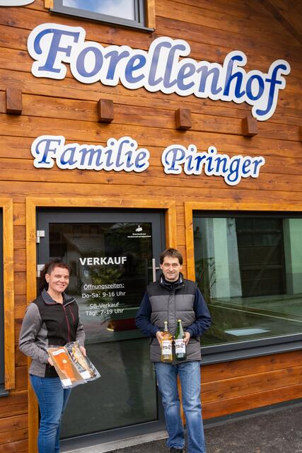 Martina- und Herbert Piringer vor Ihrem neuen Verkaufsraum.