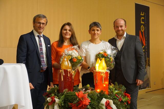 Amtsleiter Rudolf Stich und Bürgermeister Dominik Richtsteiger gratulieren Martina Freund und Karo Sendas zu ihrem 10-jährigen Dienstjubiläum. | Foto: Marktgemeinde Wallern/Tr.