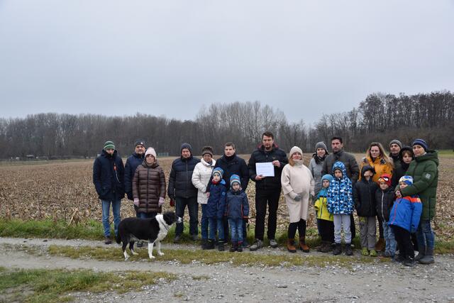 BürgerInnen Rohrendorfs, welche die Stellungnahme der Bürgerinitiative unterschrieben haben, am Areal, das bebaut werden soll. | Foto: Bürgerinitiative Rohrendorf