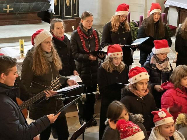 45 SchülerInnen des Kinder- und Jugendchores sangen unter der Leitung von Musikpädagogin Karoline Schöbinger-Muck. | Foto: Johannes Schadn